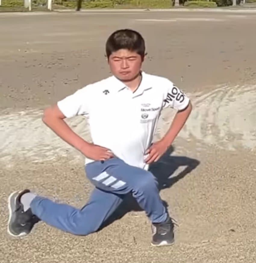 기묘한 죠죠포즈 하는 짱구기수 짤같은게 있을리가