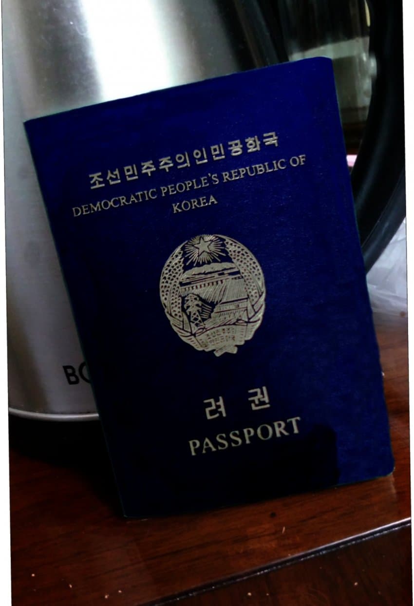 박신 ...너.. 이 여권 뭐야...?